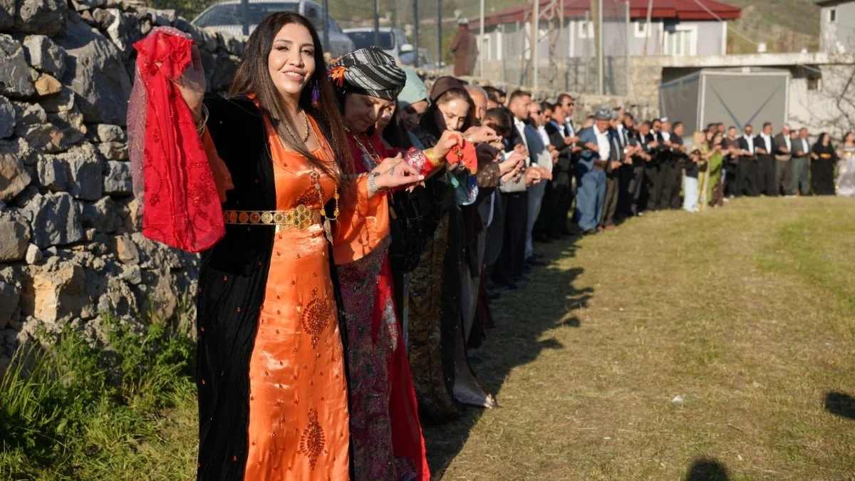 Şırnak’ta aşiretlerin 'yasak' kararına rağmen kadınlar halay başına geçti